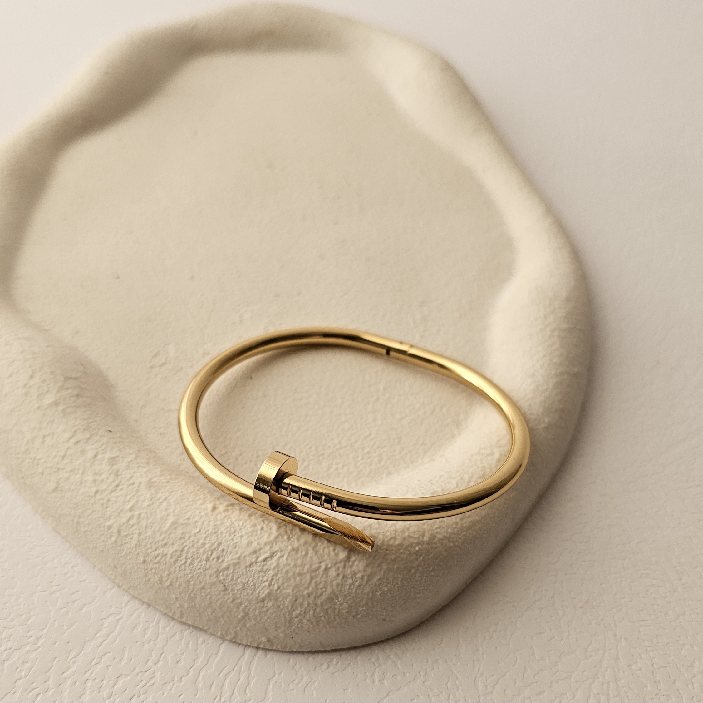 بنگل میخی طلایی کارتیه برند استیل