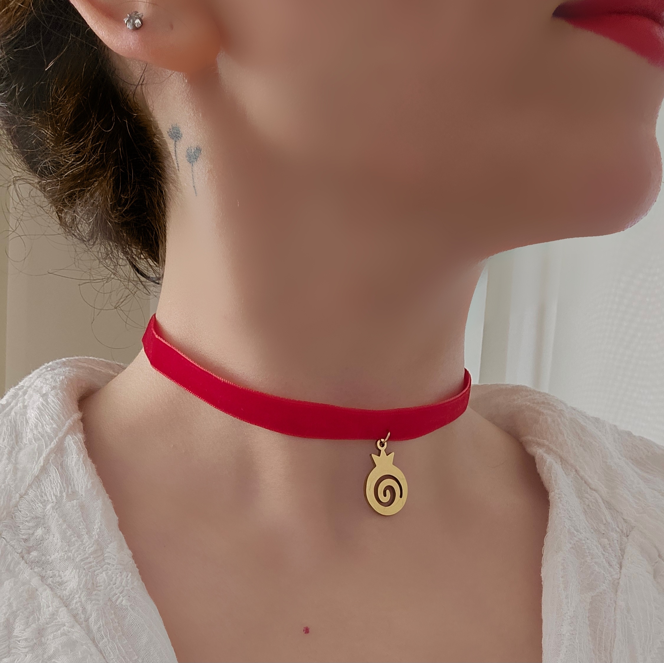 چوکر مخمل قرمز با پلاک انار